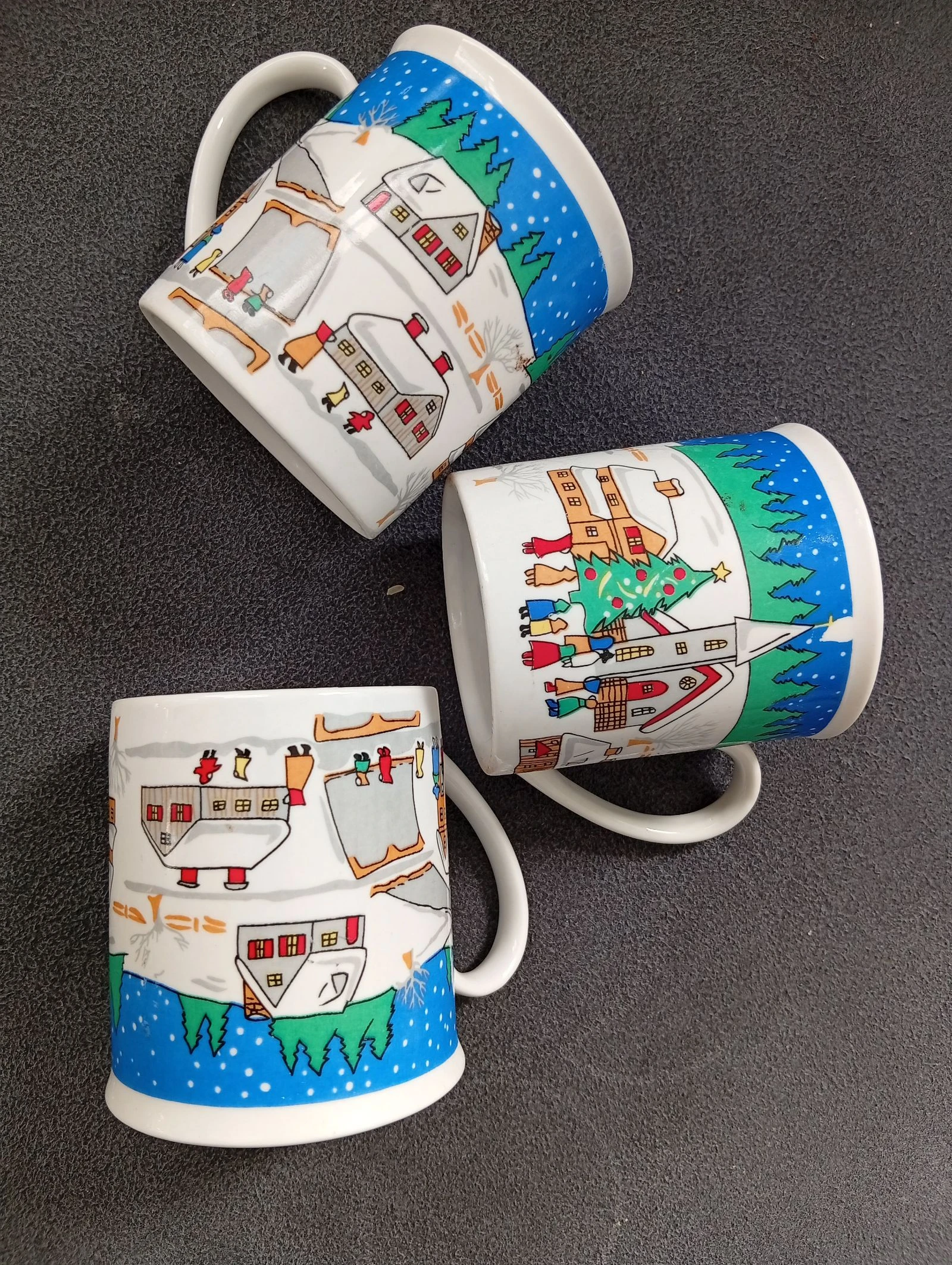 Set of 3 vintage Christmas snowy village decorated cups/mugs - Height 8.5 cm – photo 2